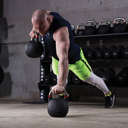 Fitness, peso de kettlebell y personas que hacen un ejercicio para